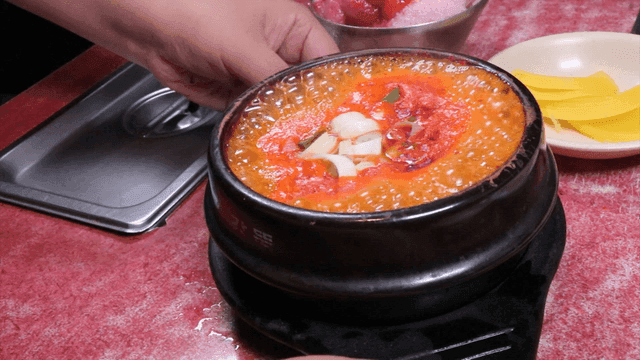 테이블로 서빙되는 한국식 찌개