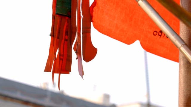 바람에 흔들리는 주황색 어닝