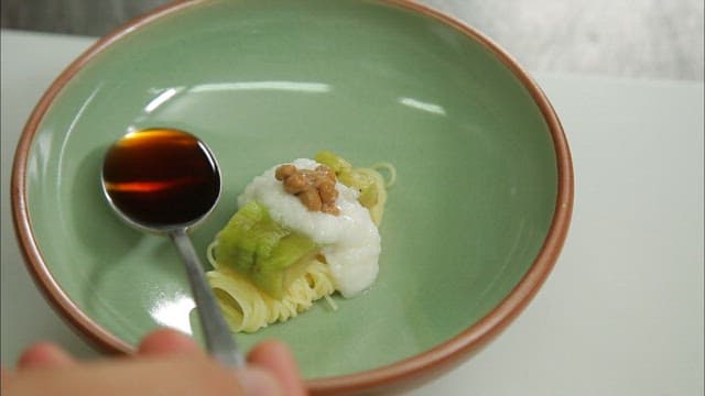 낫토와 구운 가지가 올라간 메밀 소바에 간장 추가하기