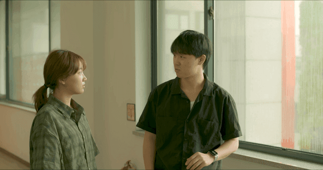 복도에서 대화하는 두 사람