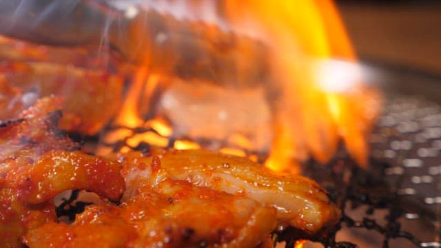 얼음으로 불판에 붙은 불을 끄는 장면