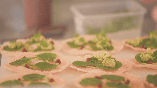 아보카도가 정교하게 올라가는 고급 요리들