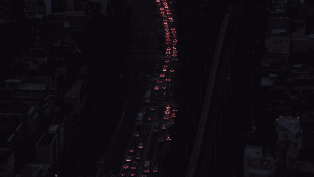 도시 고속도로의 야간 교통