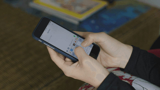 스마트폰으로 문자를 작성중인 손