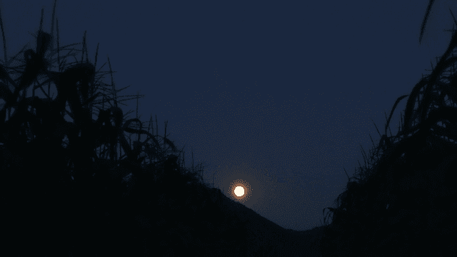 산 위로 떠오르는 보름달