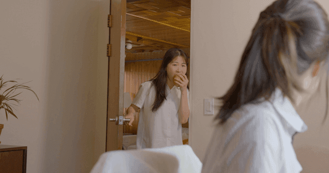 아늑한 방에서 대화하는 두 소녀