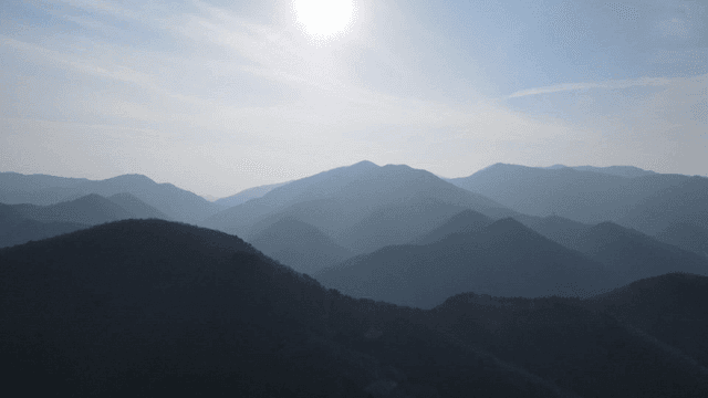 밝은 태양 아래의 산맥