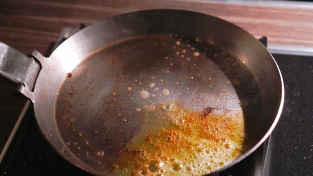 팬에서 채소와 전복 볶기