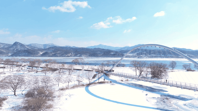 다리와 눈 덮인 풍경