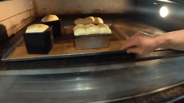 오븐에 들어가는 네모난 식빵 반죽