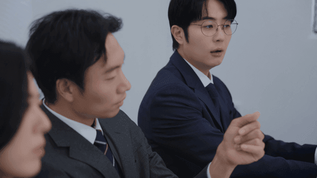 사무실에서의 비즈니스 회의 토론