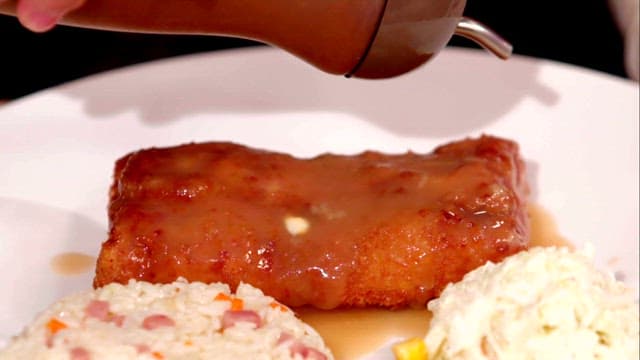 튀김 돈가스에 부어지는 소스