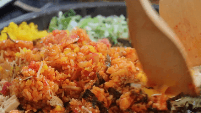 돌판에서 비벼지는 한국식 볶음밥