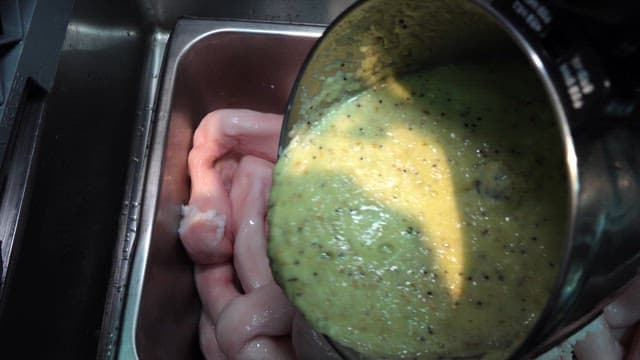 주방에서 금속 용기에 곱창 양념하기