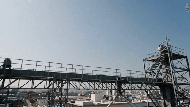 맑은 하늘 아래 산업 구조물