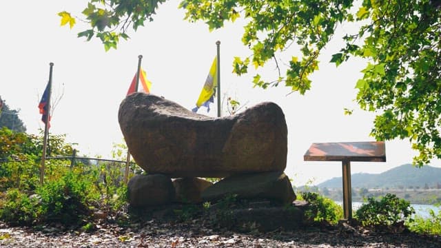 나무와 녹지로 둘러싸인 바위탑