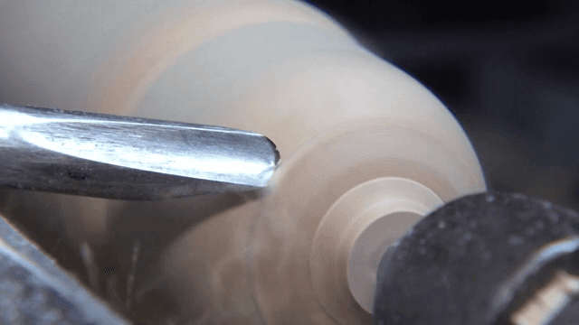 목재를 가공하는 과정의 근접 촬영