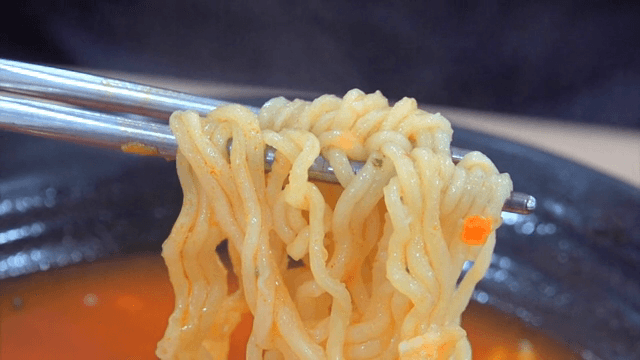 젓가락으로 라면을 집는 모습