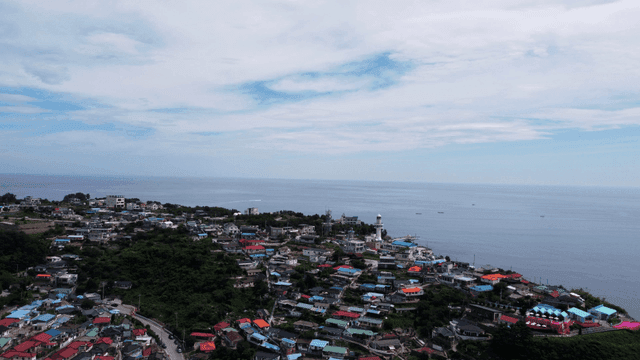 다채로운 지붕의 해안 마을