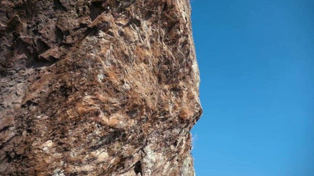 바다를 내려다보는 산악 절벽의 경치