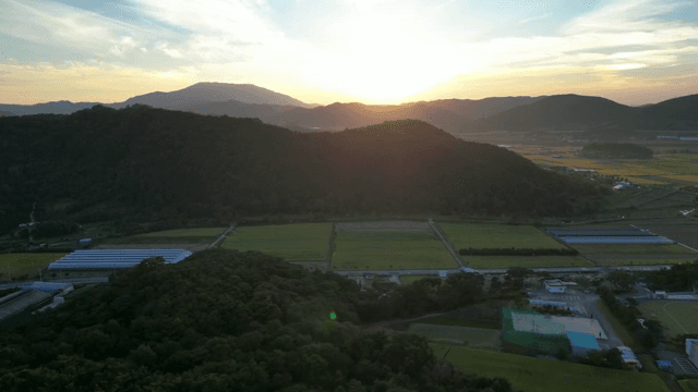 산과 함께한 시골 풍경의 일몰