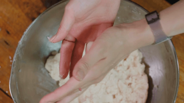 반죽을 작은 공 모양으로 만드는 손