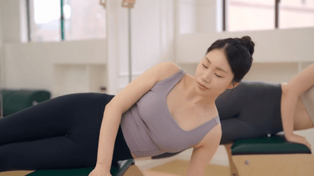 실내에서 필라테스를 연습하는 여성들