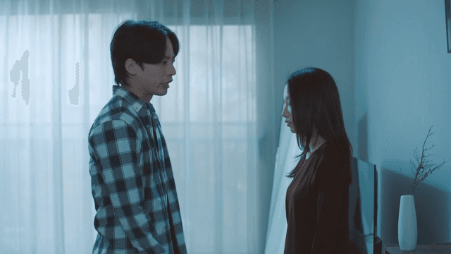 거실에서 싸우는 커플