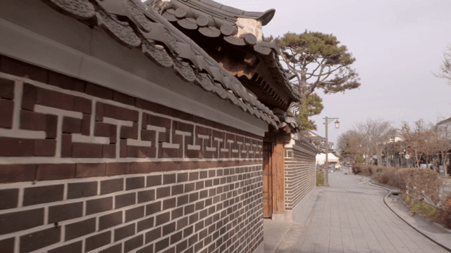 전통 기와 담장과 거리 풍경