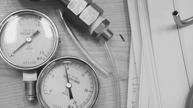테이블 위의 압력 게이지와 튜브