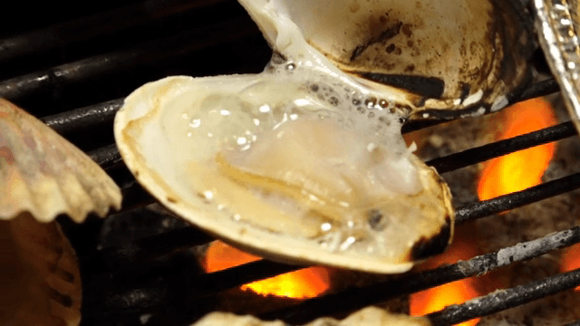그릴 위에서 굽는 가리비