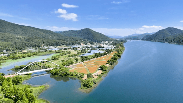 푸른 산과 강의 풍경