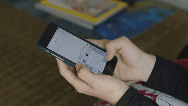 실내에서 스마트폰을 사용하는 사람