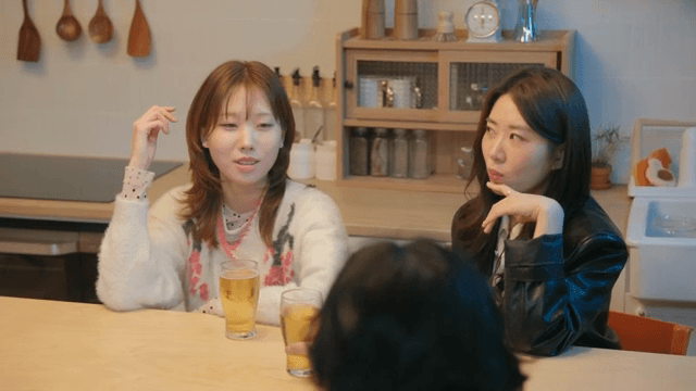 함께 맥주를 마시며 대화를 나누는 친구들