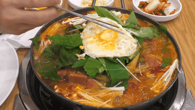 우거지 감자탕에 올려지는 계란 후라이