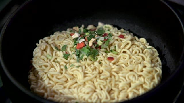 뚝배기에 라면 스프를 넣는 장면