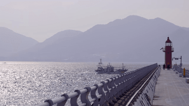 빨간 등대가 있는 긴 부두