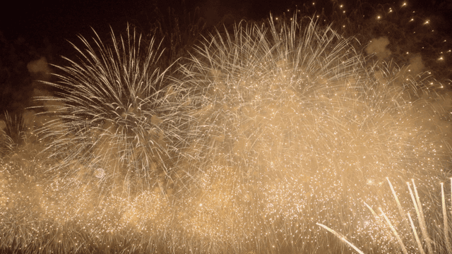 밤하늘에서 연속적으로 터지는 강렬한 불꽃놀이