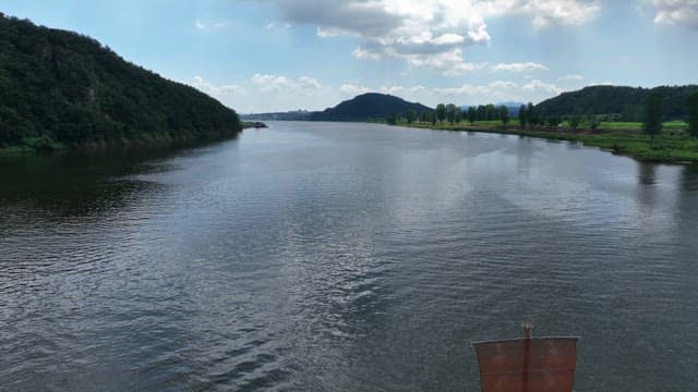 푸른 언덕 사이로 흐르는 고요한 강