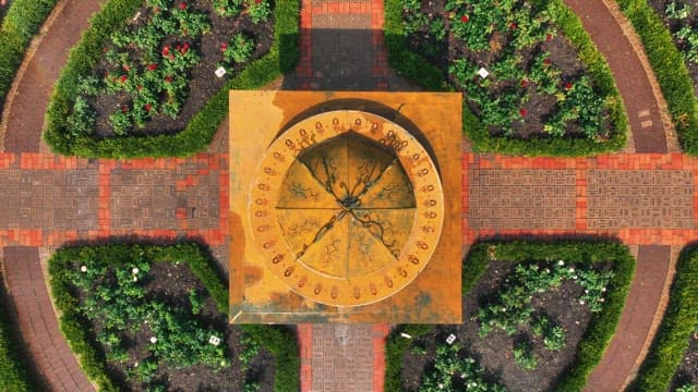 노란 해시계 지붕이 보이는 아름다운 정원