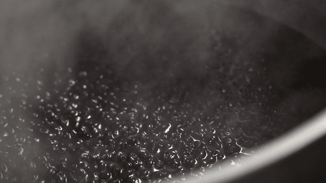 큰 솥에서 끓고 있는 팥