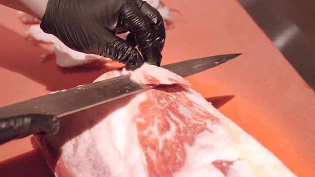 날카로운 칼로 자르는 생고기