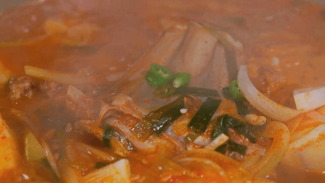 매운 찌개가 끓고 있는 모습