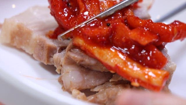 무말랭이와 함께 먹으면 더 맛있는 수육 한 점