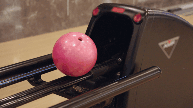 볼링장에서 볼링공이 나오는 모습