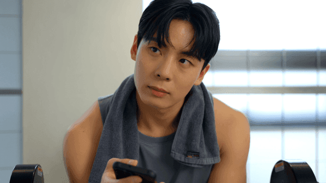 운동 중 잠시 휴식하며 먼곳을 바라보는 남성