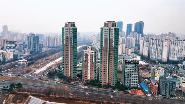 번화한 도시의 주거단지와 주변 교통 경관