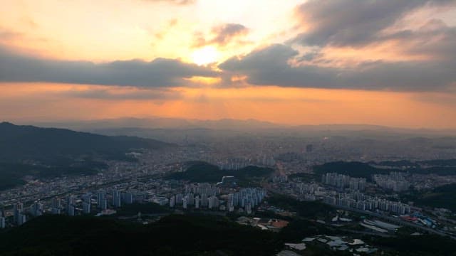 해질녘 먼 산이 보이는 도시 풍경