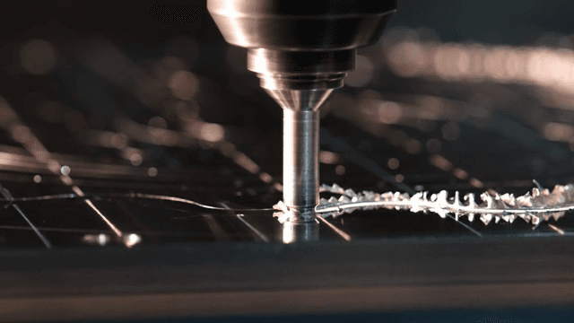 금속 표면을 가공하는 기계의 근접 촬영