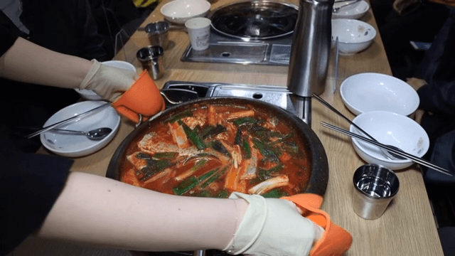 테이블에 갈치조림이 제공되는 모습